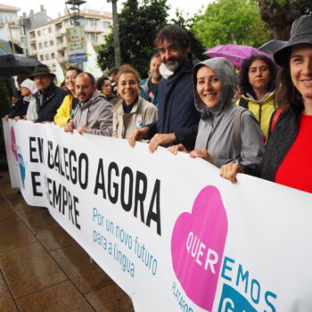 A choiva non impide que miles de persoas berren en Compostela “queremos un novo futuro para o galego”