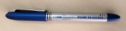 Bolígrafo de cor azul 'A Mesa pola Normalización Lingüística'